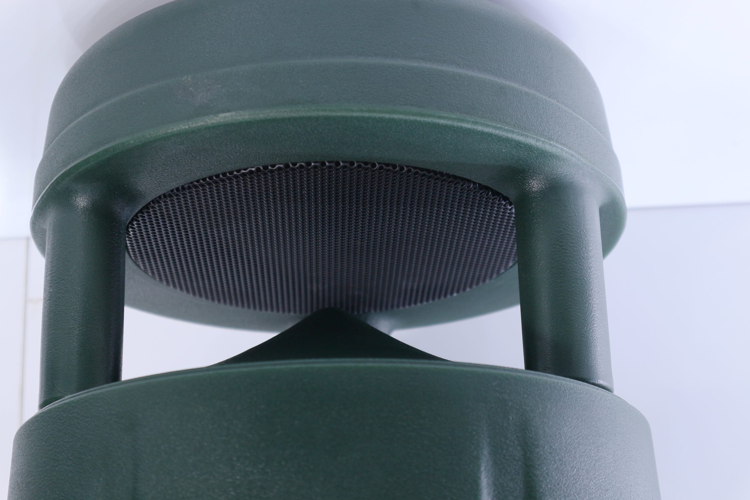 Góc phủ âm rộng, với khả năng có thể phát âm thanh 360° giúp âm thanh được vang xa