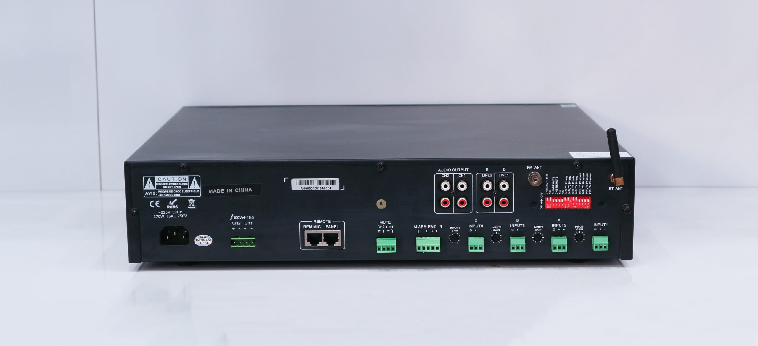Mặt sau là hệ thống các cổng input, output