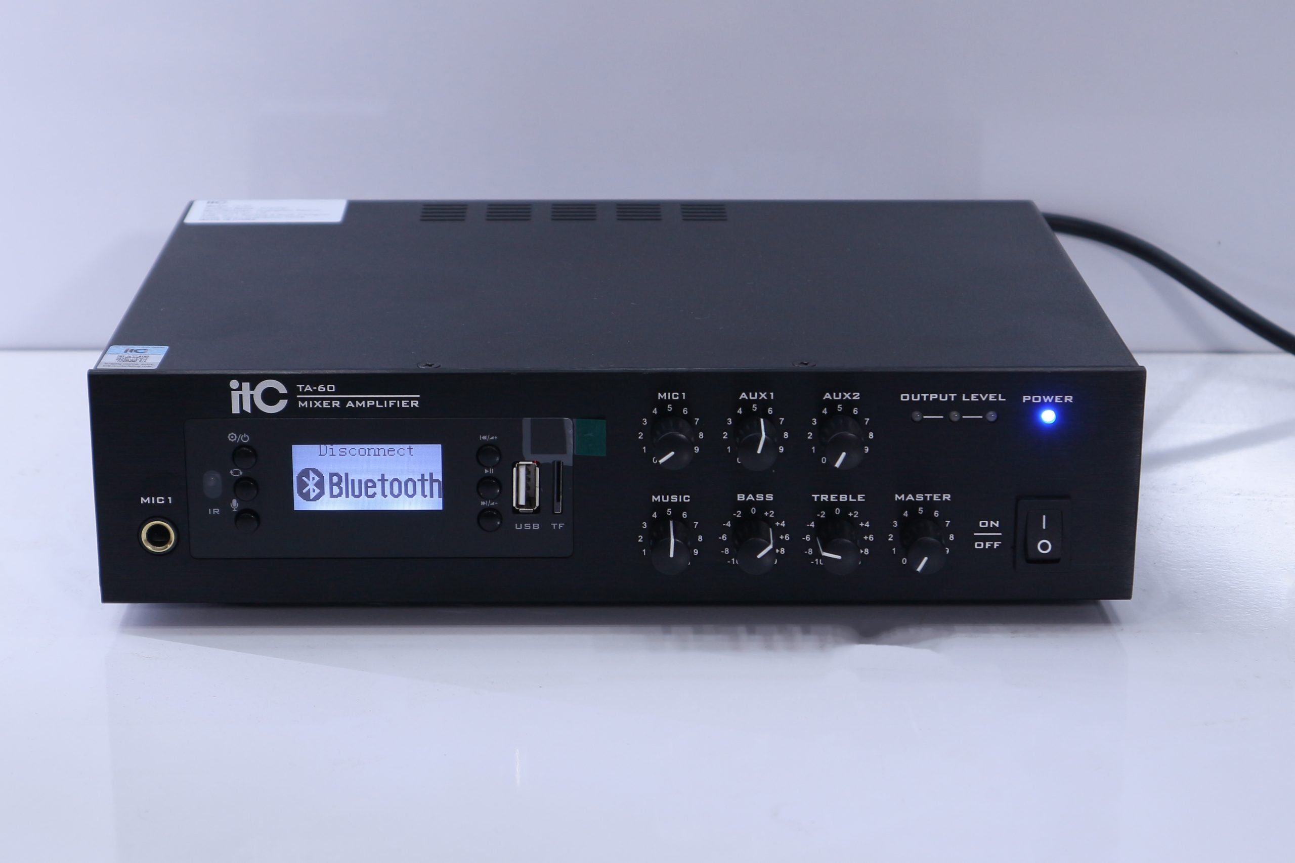 Mặt trước là hệ thống các núm điều chỉnh micro, AXU, nhạc thuận tiện