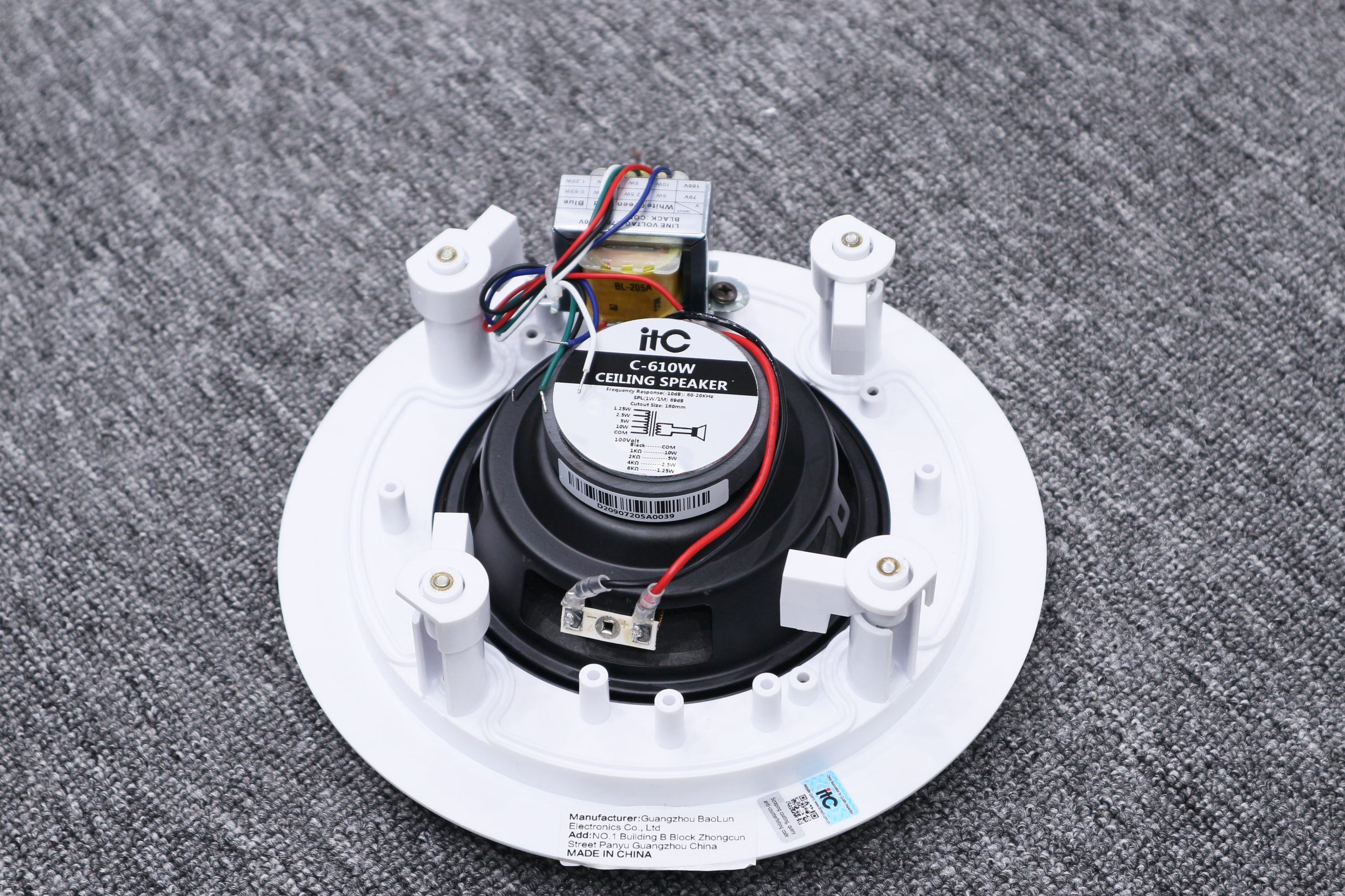 Vỏ ngoài được làm từ kim loại cao cấp, chắc chắn, chống gỉ, chống cháy